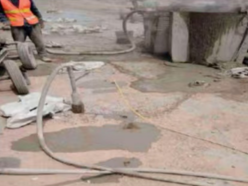 新绛水泥混凝土路面板底注浆技术 路面脱空注浆整治方案